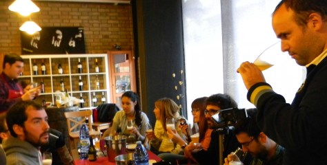 Bajo la atenta mirada de Sergi.