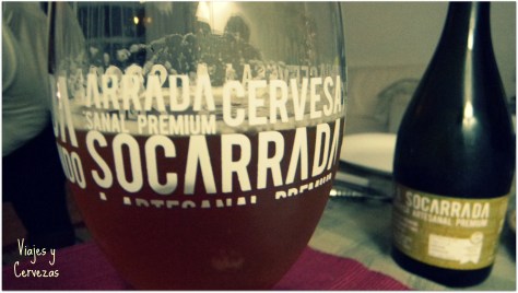 Primerísimo primer plano de una de las copas que acompaña a la botella de 750cl en una caja de regalo.